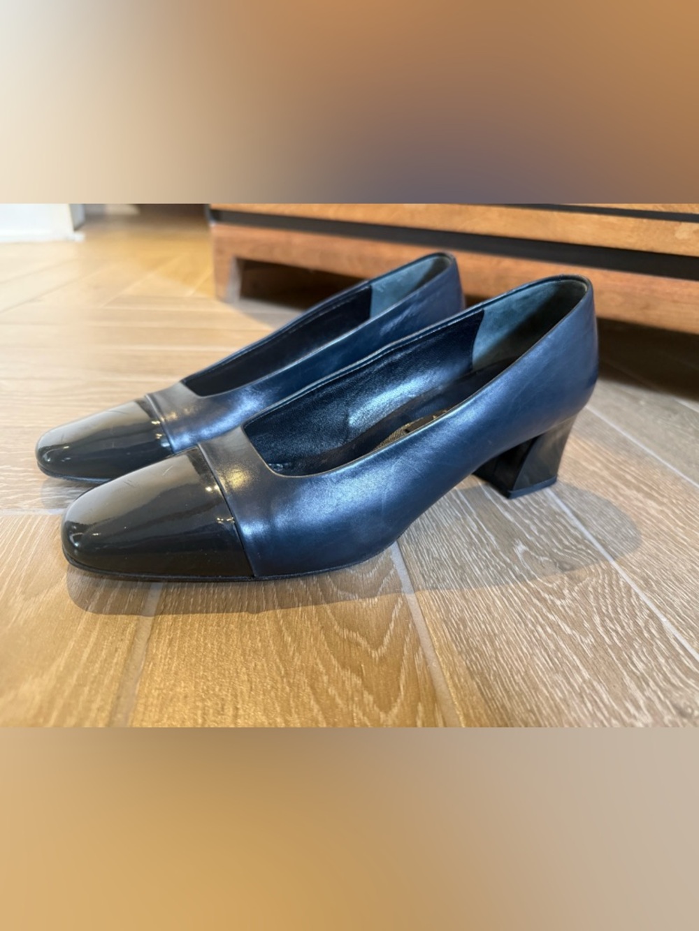 Amalfi Italie Black Leather Block Heel Pumps with Patent Toe